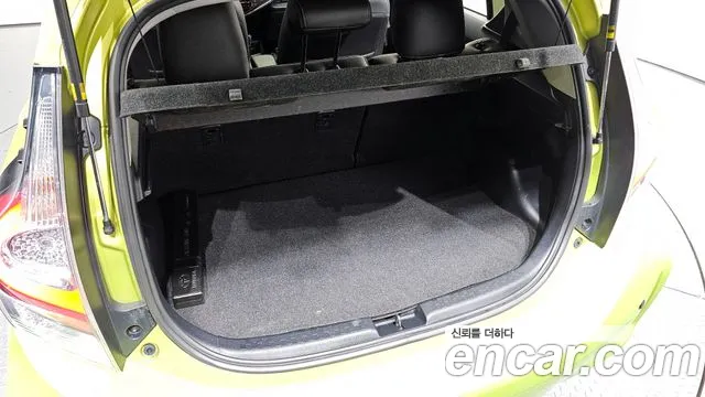 Toyota Prius 2018 — фото 18