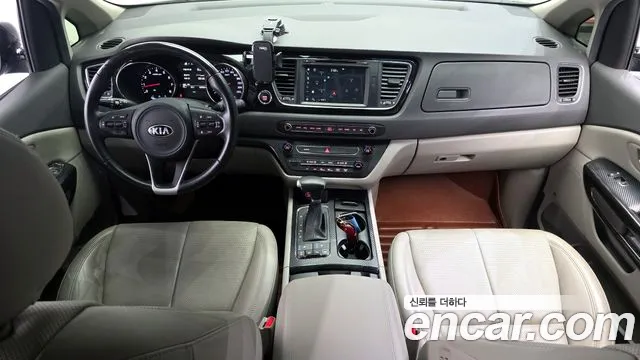 Kia Canival 2017 — фото 10