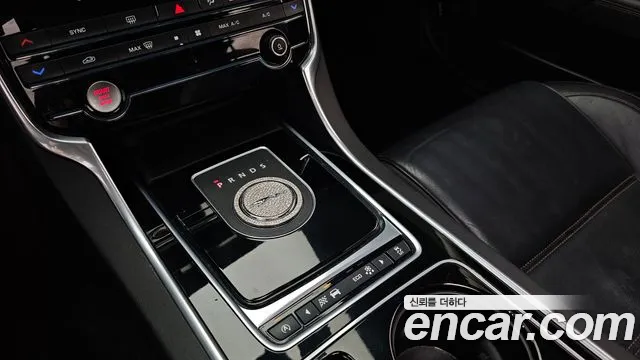 Jaguar XE 2016 — фото 9