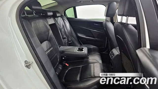 Jaguar XE 2016 — фото 11