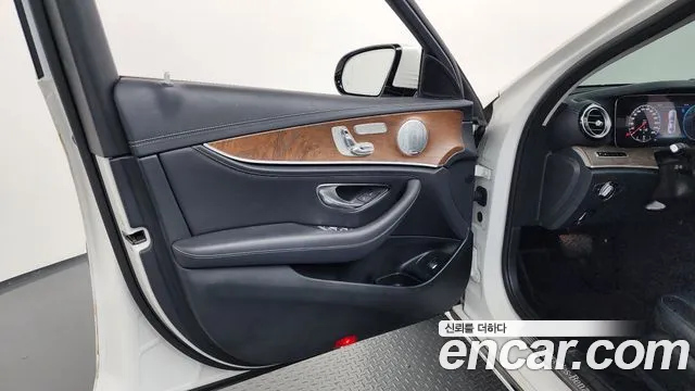 Mercedes-Benz E-Class 2019 — фото 14