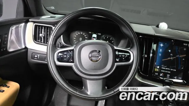 Volvo XC60 2018 — фото 13