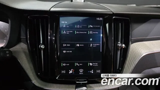 Volvo XC60 2018 — фото 16