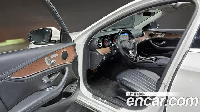 Mercedes-Benz E-Class 2017 — фото 12