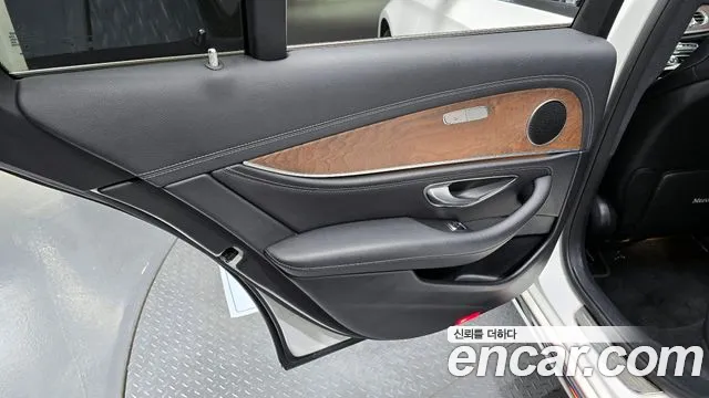 Mercedes-Benz E-Class 2017 — фото 14