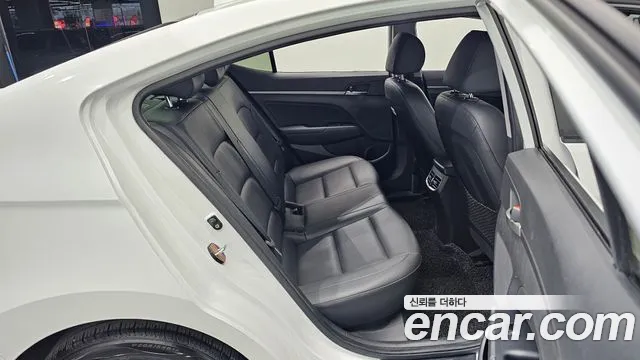 Hyundai AVANTE 2016 — фото 12