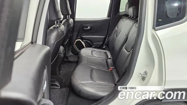 Jeep Renegade 2017 — фото 11