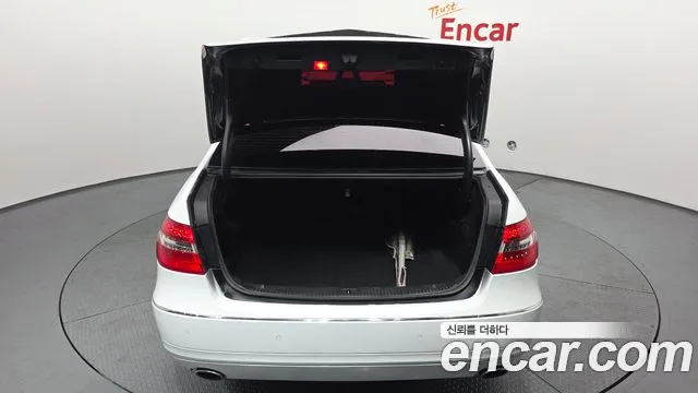 Mercedes-Benz E-Class 2011 — фото 20