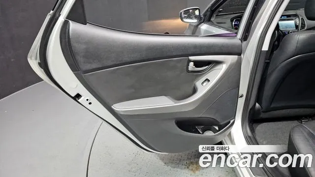 Hyundai AVANTE 2015 — фото 15