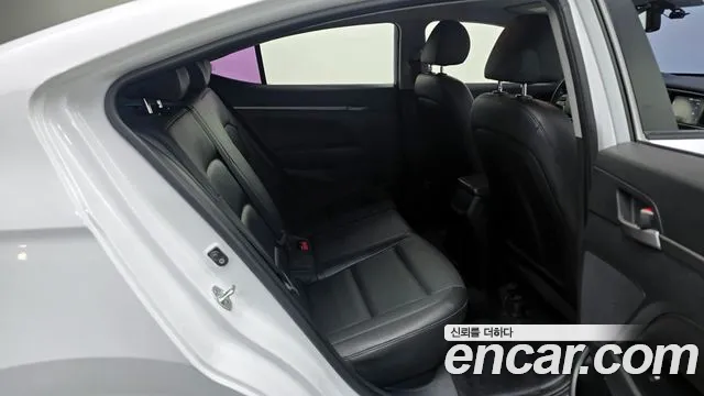 Hyundai AVANTE 2018 — фото 17