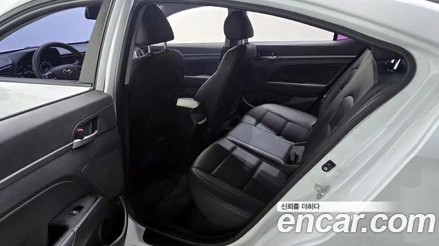 Hyundai AVANTE 2018 — фото 18