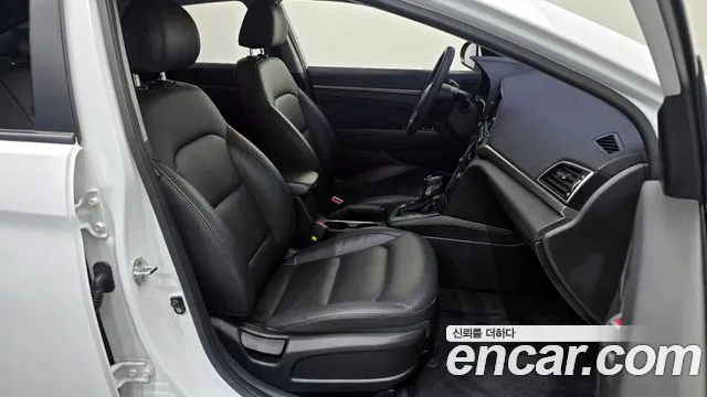 Hyundai AVANTE 2018 — фото 16