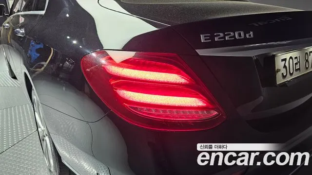 Mercedes-Benz E-Class 2017 — фото 9
