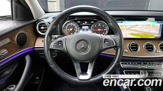 Mercedes-Benz E-Class 2017 — фото 13