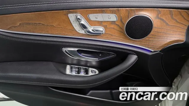 Mercedes-Benz E-Class 2017 — фото 14
