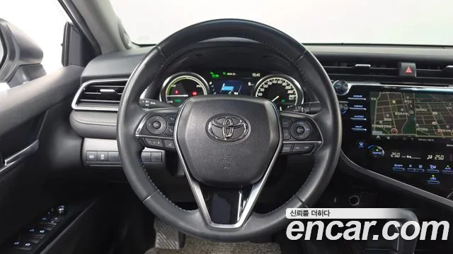 Toyota Camry 2019 — фото 18
