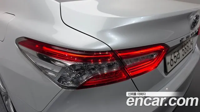 Toyota Camry 2019 — фото 8