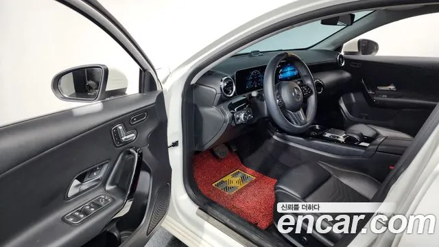 Mercedes-Benz A-Class 2019 — фото 12