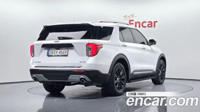 Ford Explorer 2021 — фото 1