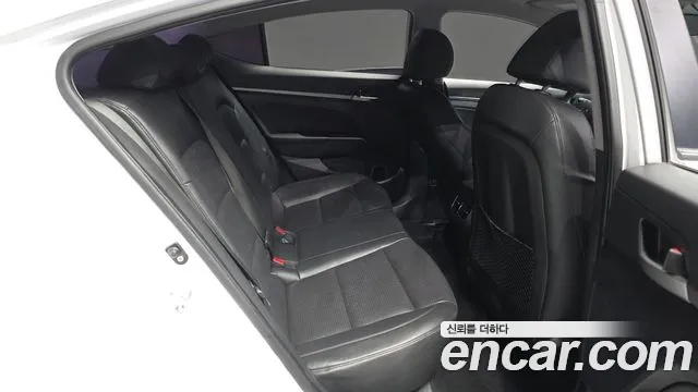 Hyundai AVANTE 2016 — фото 12