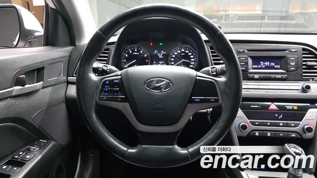Hyundai AVANTE 2016 — фото 13
