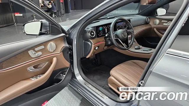 Mercedes-Benz E-Class 2023 — фото 13