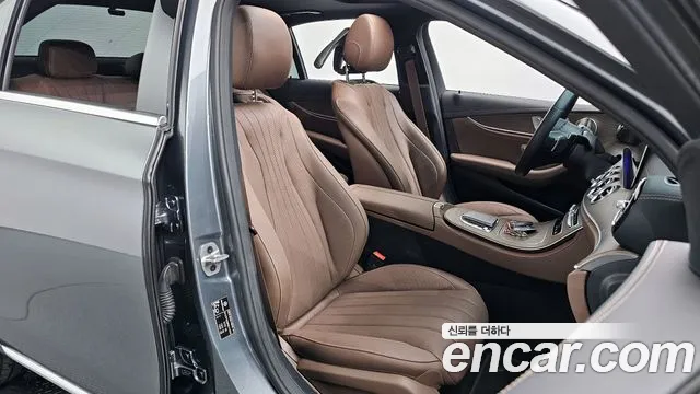 Mercedes-Benz E-Class 2023 — фото 17