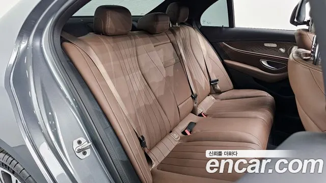 Mercedes-Benz E-Class 2023 — фото 18
