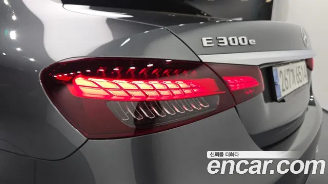 Mercedes-Benz E-Class 2023 — фото 9