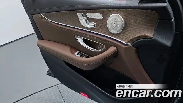 Mercedes-Benz E-Class 2023 — фото 14