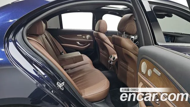 Mercedes-Benz E-Class 2022 — фото 17