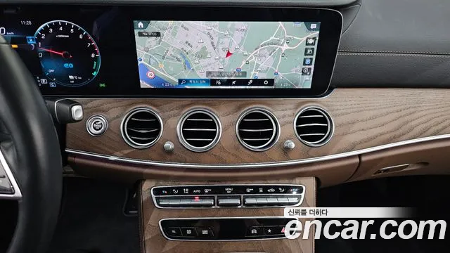 Mercedes-Benz E-Class 2022 — фото 19