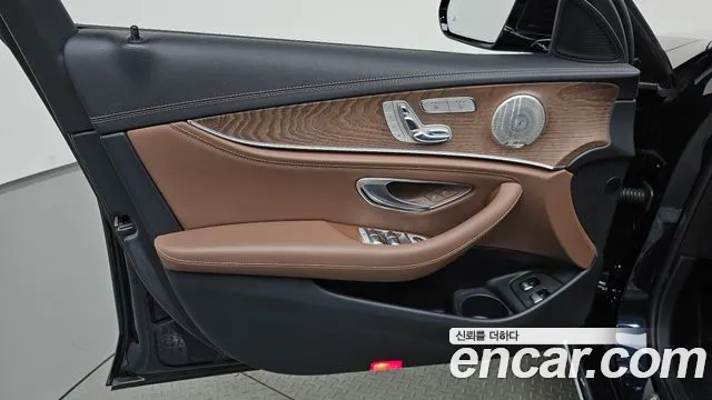 Mercedes-Benz E-Class 2022 — фото 13