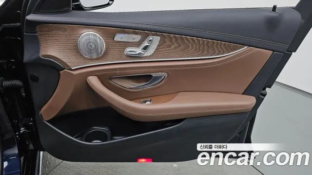 Mercedes-Benz E-Class 2022 — фото 14