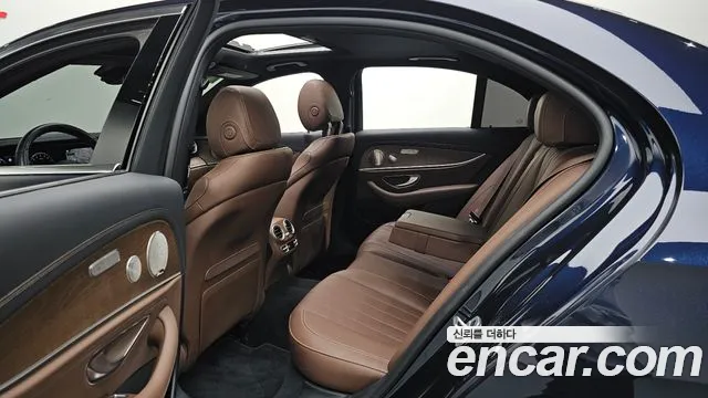 Mercedes-Benz E-Class 2022 — фото 15