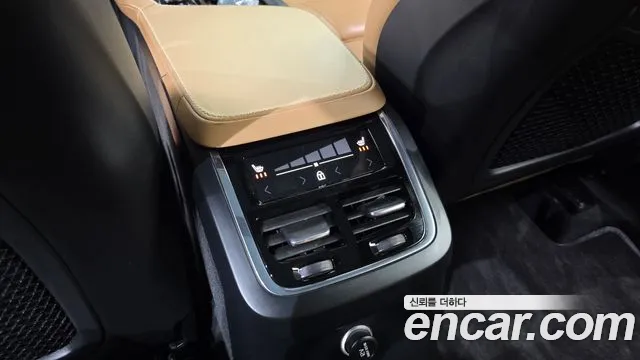 Volvo XC90 2018 — фото 19