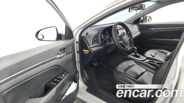 Hyundai AVANTE 2017 — фото 13