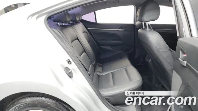 Hyundai AVANTE 2017 — фото 17