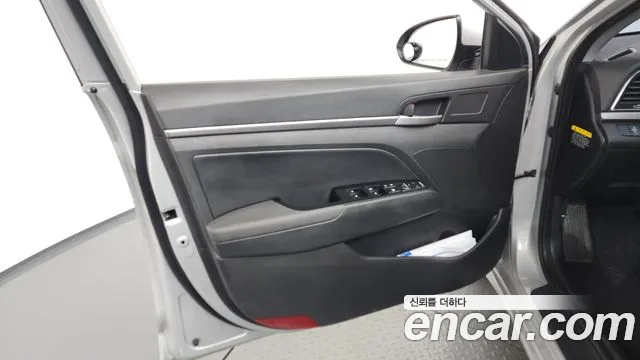 Hyundai AVANTE 2017 — фото 14