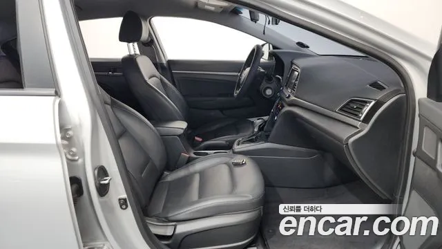 Hyundai AVANTE 2017 — фото 16