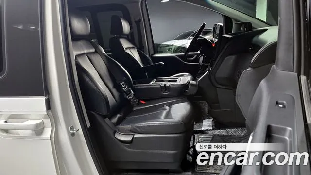 Hyundai Staria 2023 — фото 11