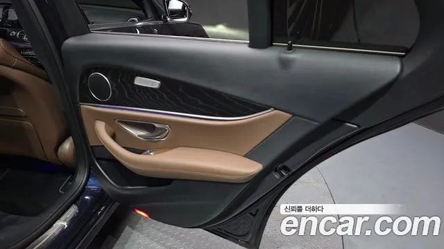 Mercedes-Benz E-Class 2022 — фото 15