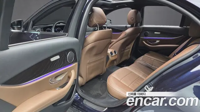 Mercedes-Benz E-Class 2022 — фото 16