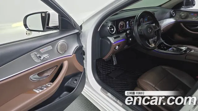 Mercedes-Benz E-Class 2017 — фото 13