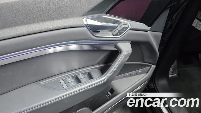 Audi e-tron 2022 — фото 14