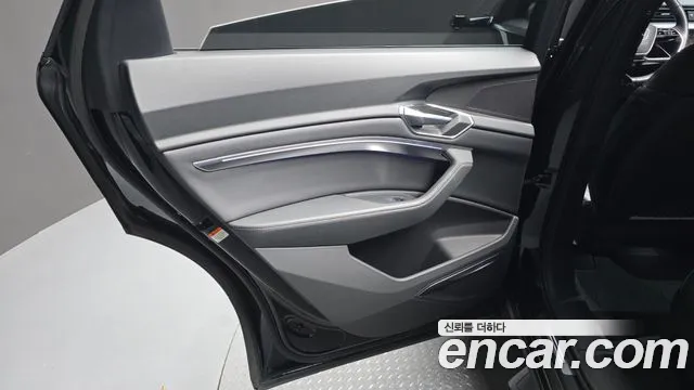Audi e-tron 2022 — фото 15