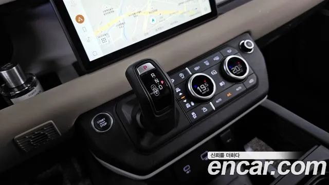 Land Rover Defender 2023 — фото 12