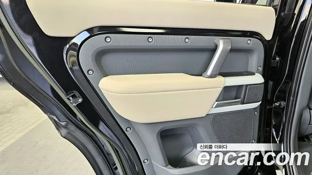 Land Rover Defender 2023 — фото 15