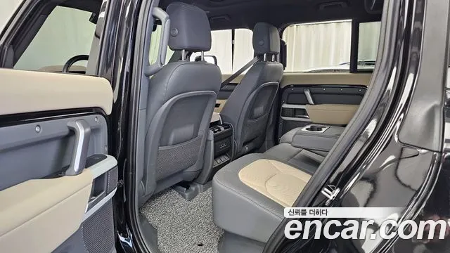 Land Rover Defender 2023 — фото 16