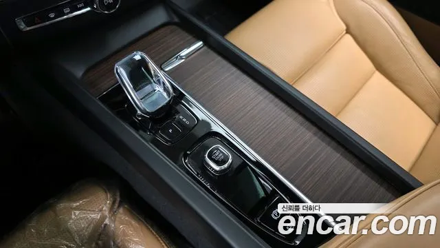 Volvo XC60 2023 — фото 12